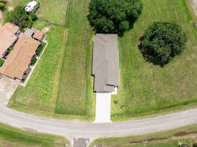 Building Photo - 68 Fairway Dr