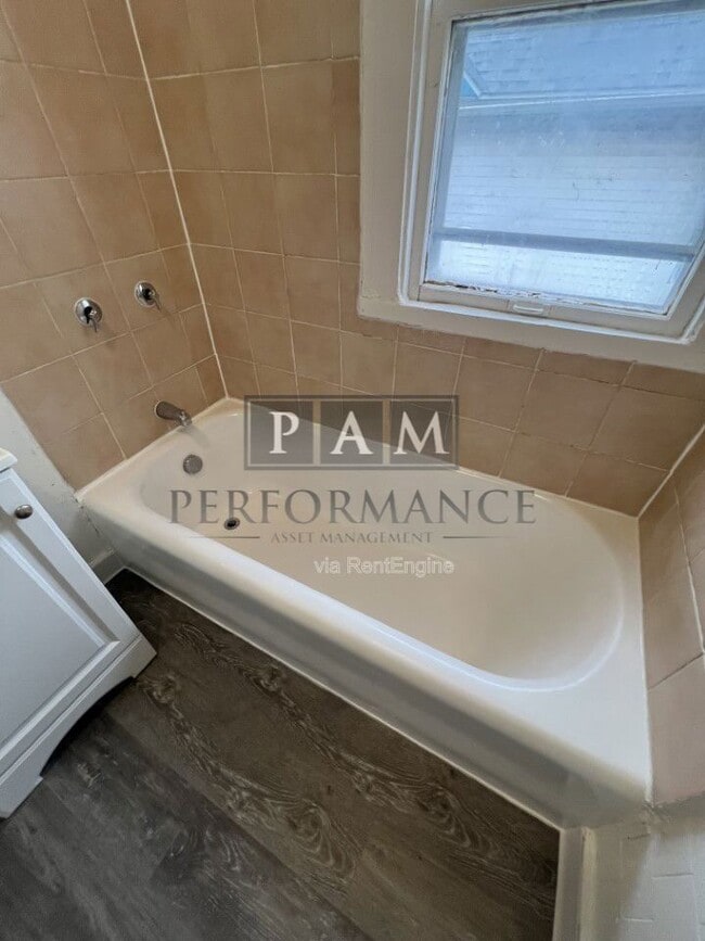 Building Photo - 1213 Superior St