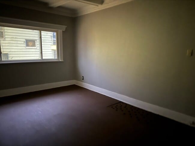 Building Photo - Cozy 2 BR/1 BA with fireplace/full basement!