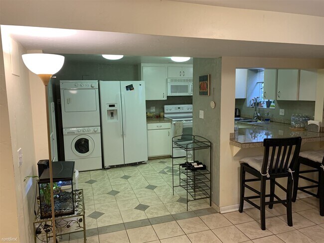 Building Photo - 2 br, 1 bath 4plex - 2959 Newton Street B