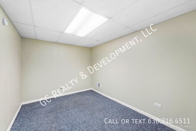 Building Photo - 590 Golfers Ln
