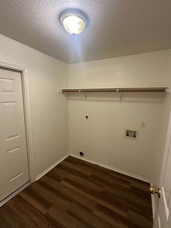 Building Photo - 3 bedrooms PLUS Bonus Room