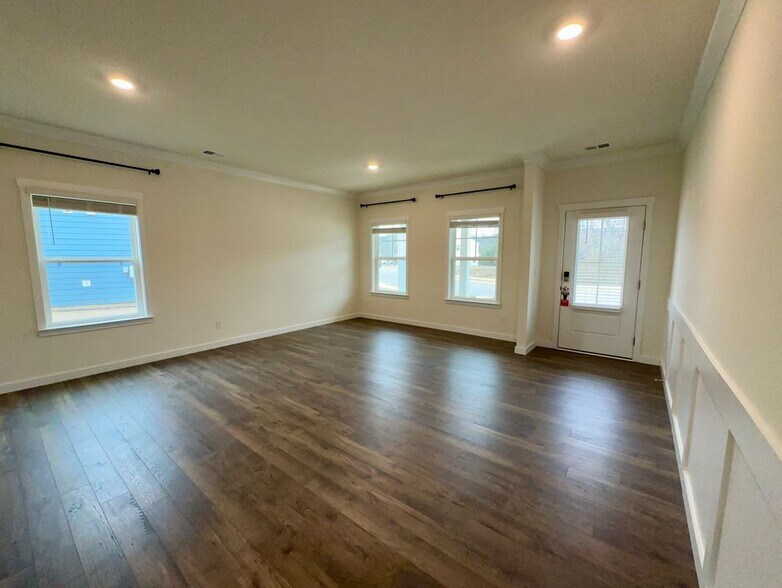 Building Photo - 10811 Upland Dr