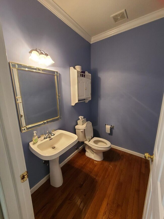 Building Photo - 5 Bedroom 2 and 1/2 bathrooms located in Cherry Hills Subdivision! Available Now!