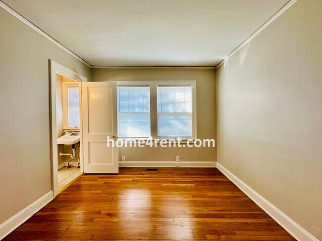 Building Photo - First Level Condo, Just Off the Plaza with Hardwood Floors and Lawn Care Provided!