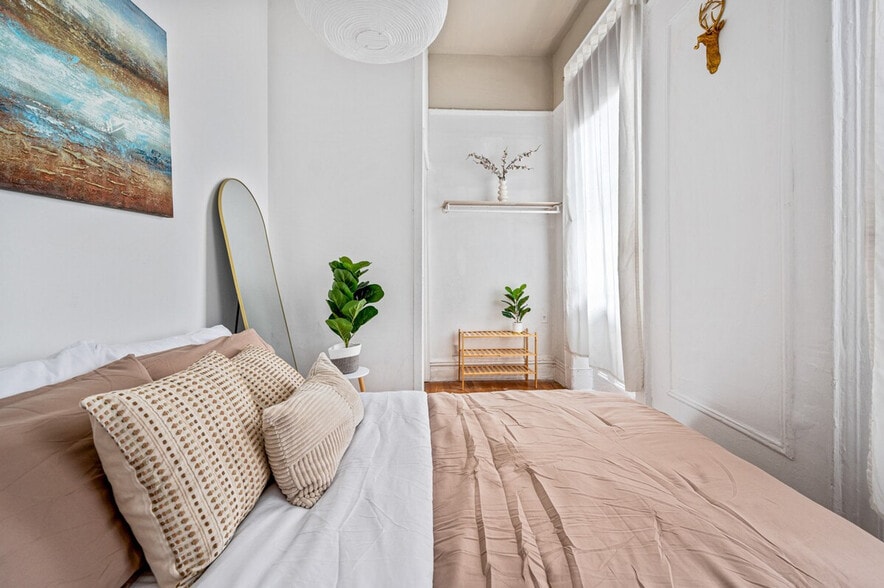 Building Photo - 459 W 46th St