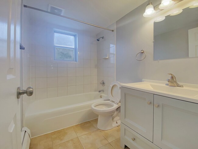 Building Photo - Two Bedroom - 1 Bath 2 Blocks from Lake Ma...
