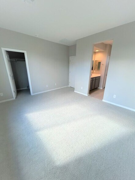 Building Photo - 8965 W San Juan Ave