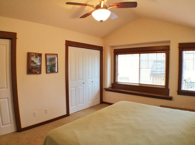 Building Photo - Bright and Sunny Townhouse