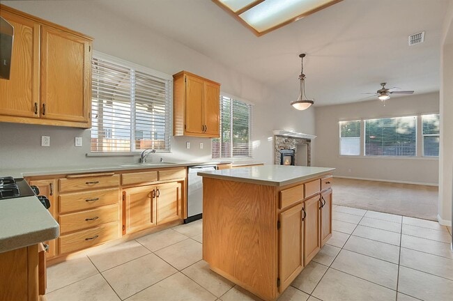 Building Photo - 1889 Tres Picos Dr