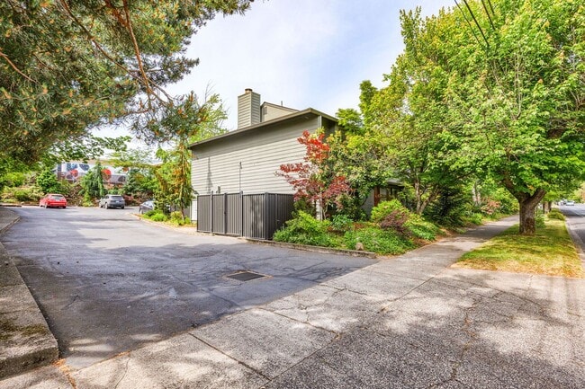 Building Photo - Renovated two bedroom townhouse near downt...