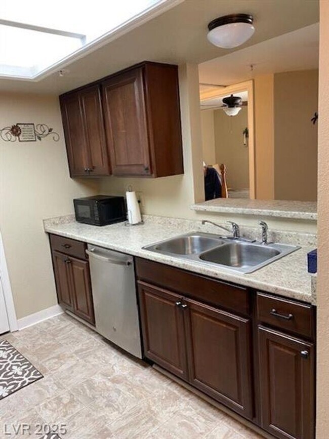 Building Photo - 1 Bedroom Laughlin Condo located in South Bay