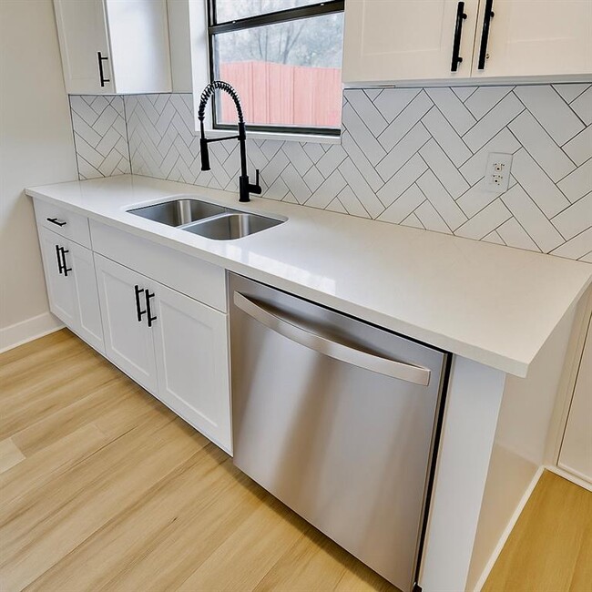 Building Photo - 1101 Magical Way