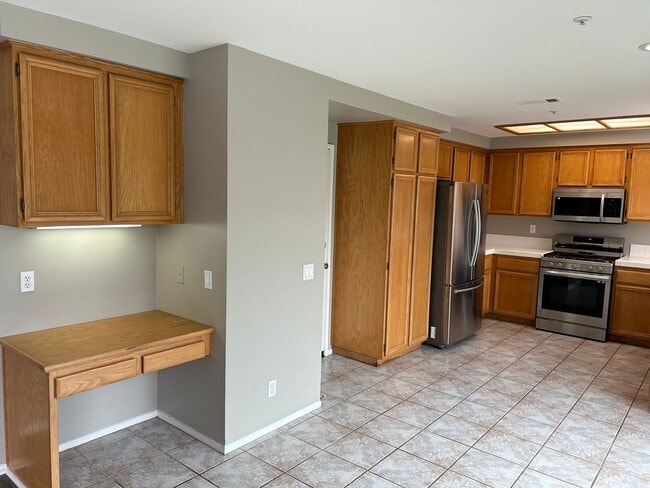 Building Photo - Nicely Upgraded 4 Bed 3 Bath Home in Gated Community in Anaheim