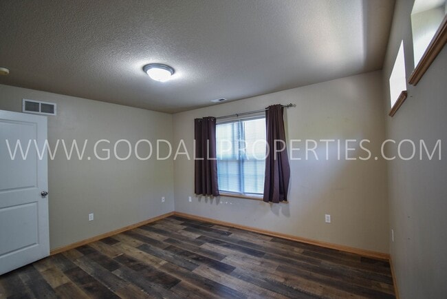 Building Photo - End Unit Townhome | Waukee Schools | Main-Floor Primary Suite