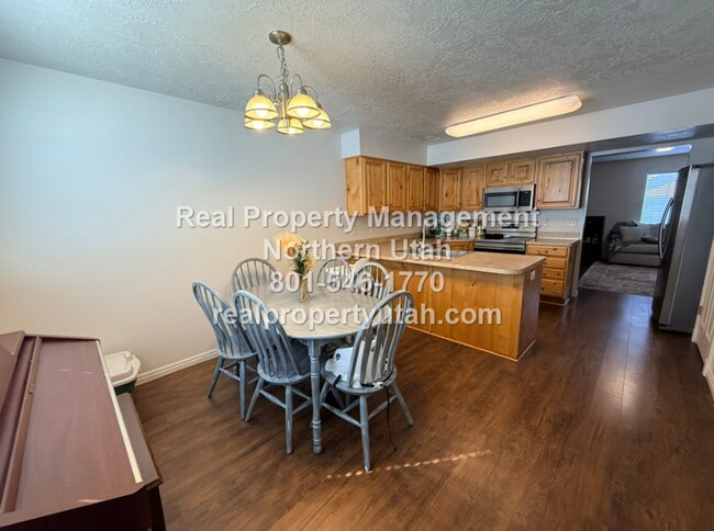 Building Photo - Cute 2 Bedroom Townhome in South Ogden Available