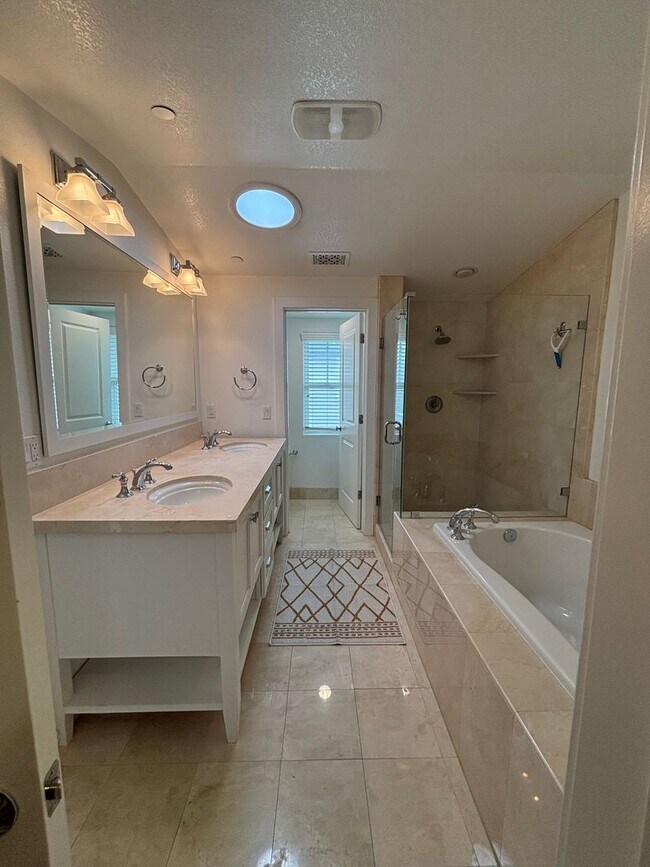 Building Photo - Pet Friendly 4 bed 3.5 bath home *AVAILABL...