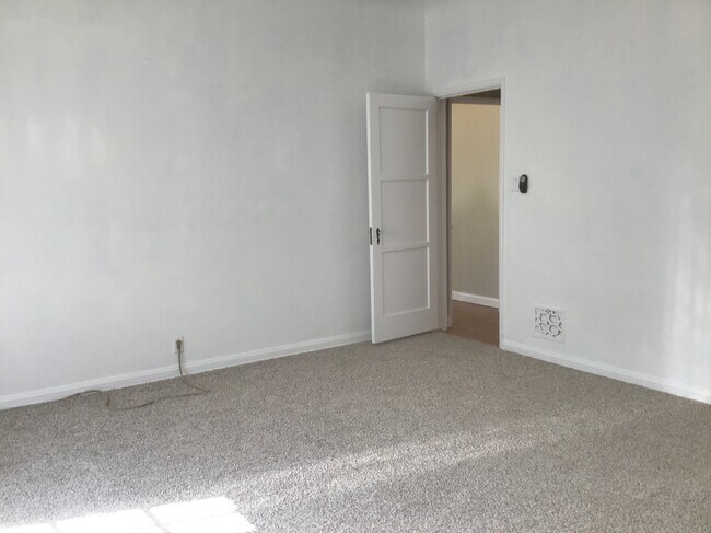 Bedroom - 112 N Kings Rd