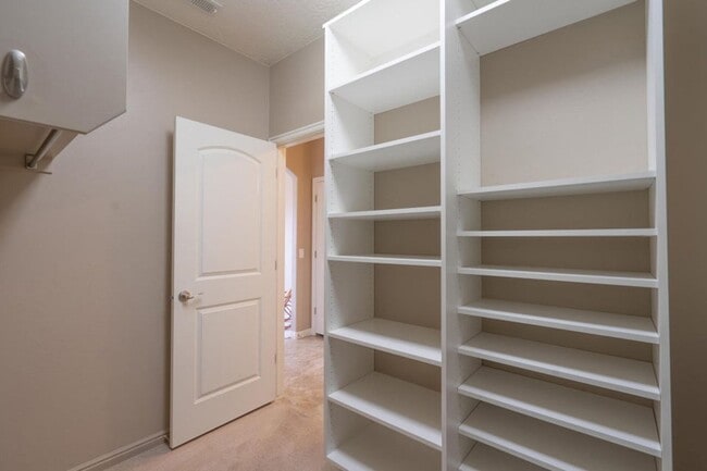 Building Photo - Bright & Beautiful 2 Bedroom Home in Sun R...