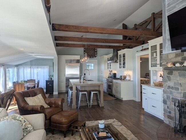 Building Photo - 37 River Rd