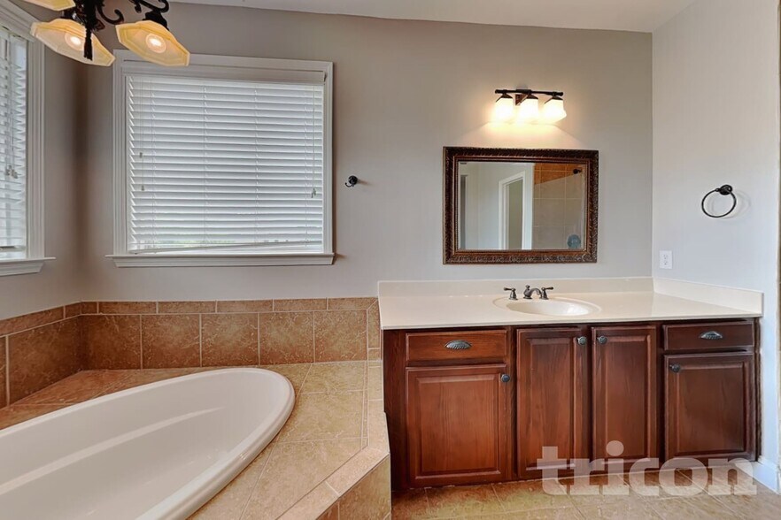 Building Photo - 4384 Challedon Dr