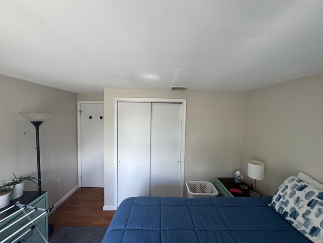 Building Photo - Spacious 3 bedroom 2.5 bathroom Duplex
