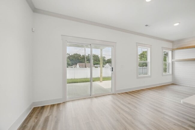 Building Photo - 3 Bedroom 2 1/2 Bath Luxury Home Near Madison Street!