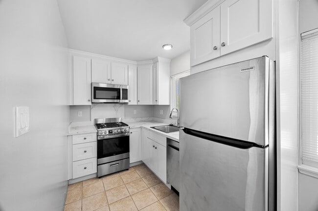Building Photo - 837 Laurel Ave