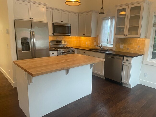 Building Photo - Desirable Langley Home Minutes From Downtowm!