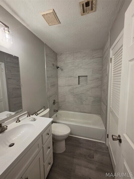 Building Photo - 744 Ledyard Pl