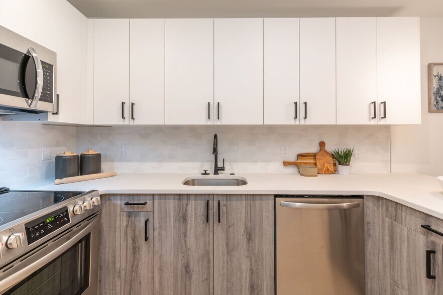 Building Photo - 629 W Girard Ave