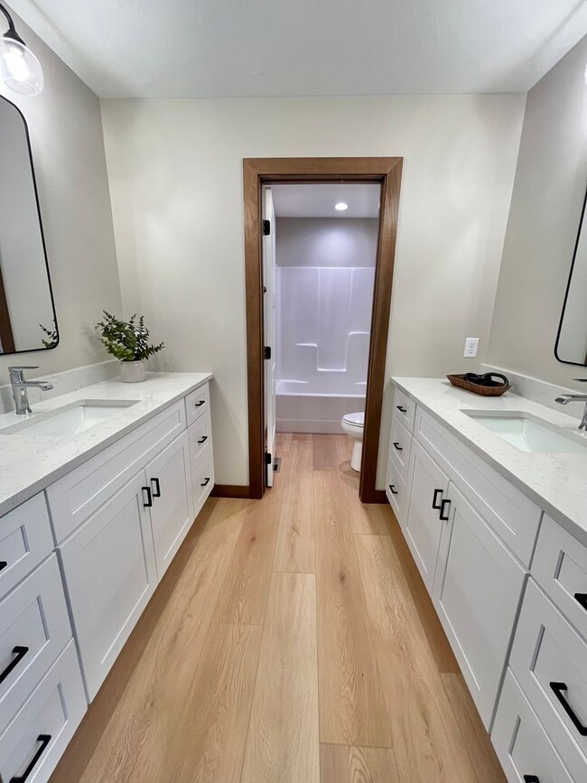 Building Photo - Stunning 5 Bed/2.5 Bath Townhome!