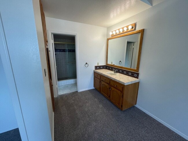 Building Photo - 1095 Robin Cir