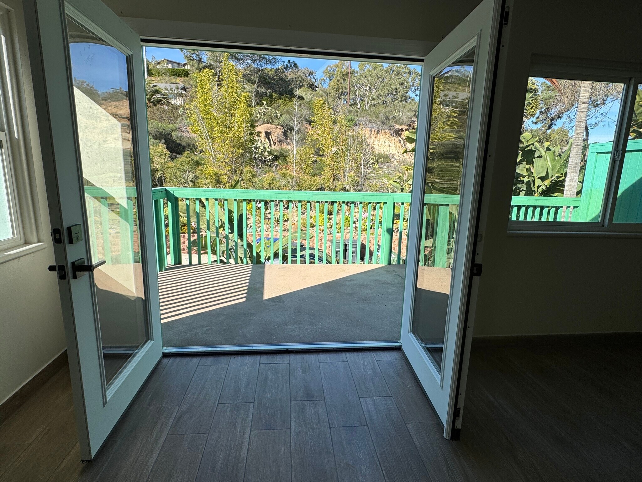 Building Photo - 568 Lomas Santa Fe Dr