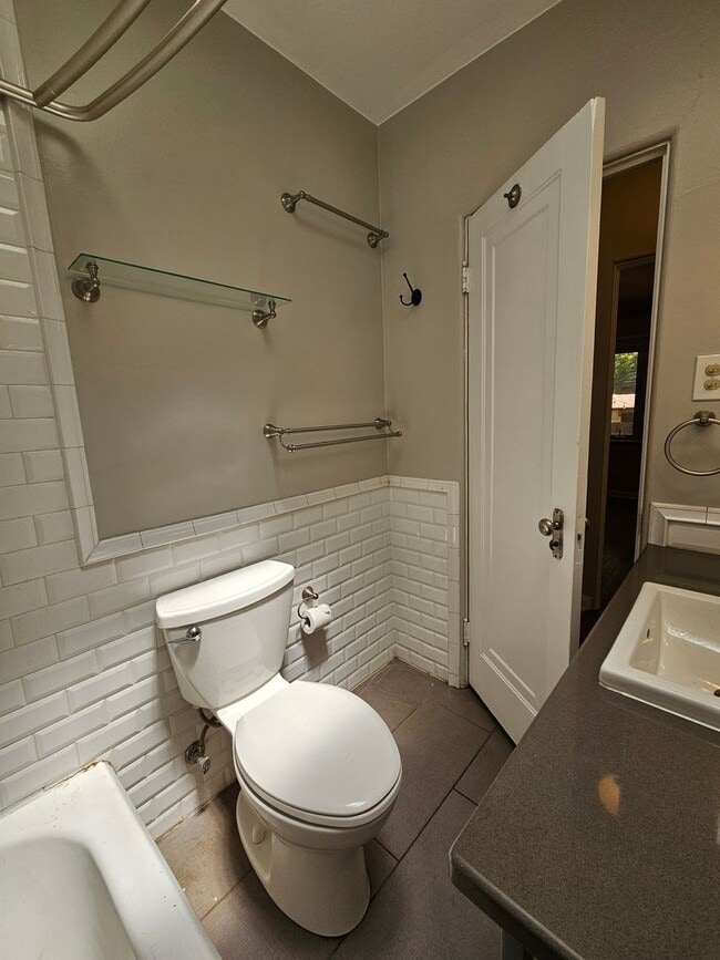 Building Photo - Alamo Placita Adorable 3 Bed 2 Bath Bungalow w/ CACH, Garage, Fenced Yard & More