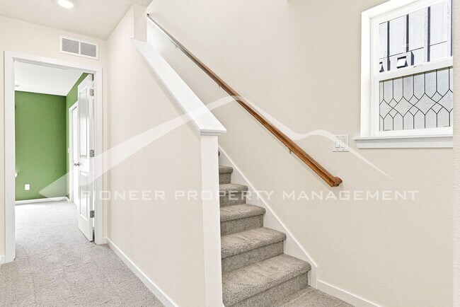 Building Photo - Charming Home with Central AC and Washer/Dryer