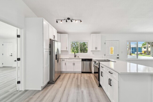 Building Photo - 695 Sunset Dr