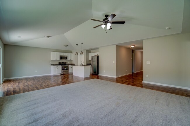 Building Photo - Lovely 3 BR, 2 BA, 2 Car Garage.  Convenie...