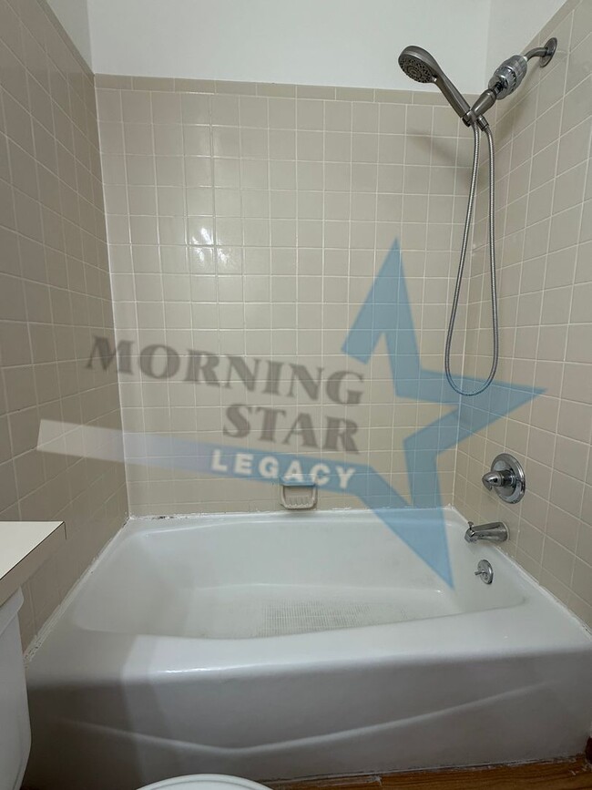 Building Photo - Move-in Special! Charming Home with Mountain Views!