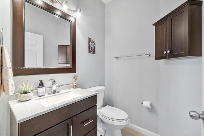 Building Photo - 4960 SW 136th Ave