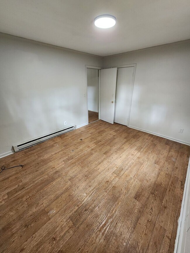 Building Photo - 2 bedroom, 1 bath available for rent!