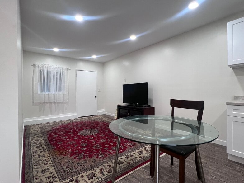 Building Photo - 1367 W 12th St