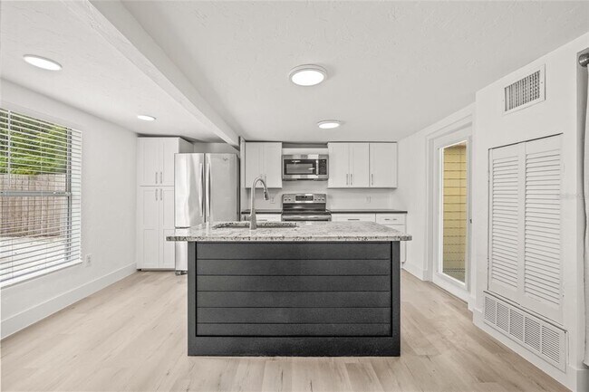 Building Photo - 2856 W Rainbow Cir