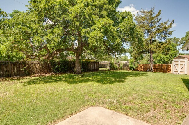 Building Photo - 3000 Longleaf Dr