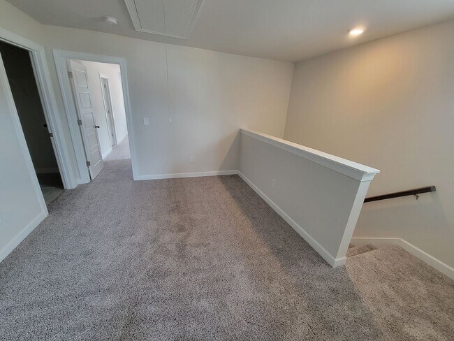 Building Photo - 3 Bed, 2 Bath Townhome Available in Berea