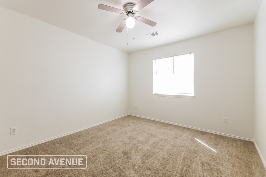 Building Photo - 925 Warbler Ln