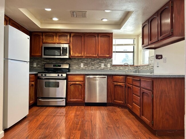 Building Photo - PLEASE CONTACT VAUGHN REALTY TO SET UP AN APPOINTMENT (760)446-6561