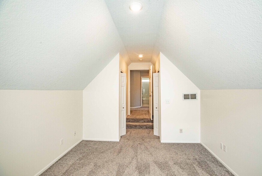 Building Photo - 15835 Hawthorn Dr