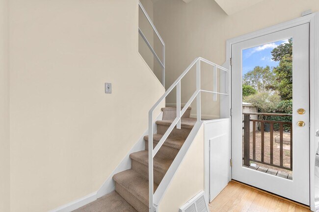 Building Photo - Upper Dimond/Lincoln Highlands Wonderful Craftsman Home!