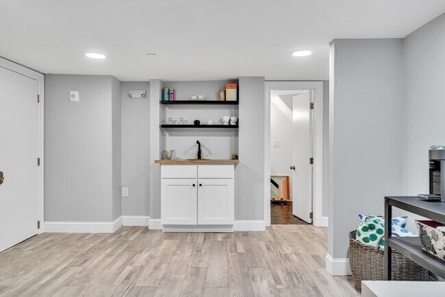 Building Photo - 19 Plymouth St